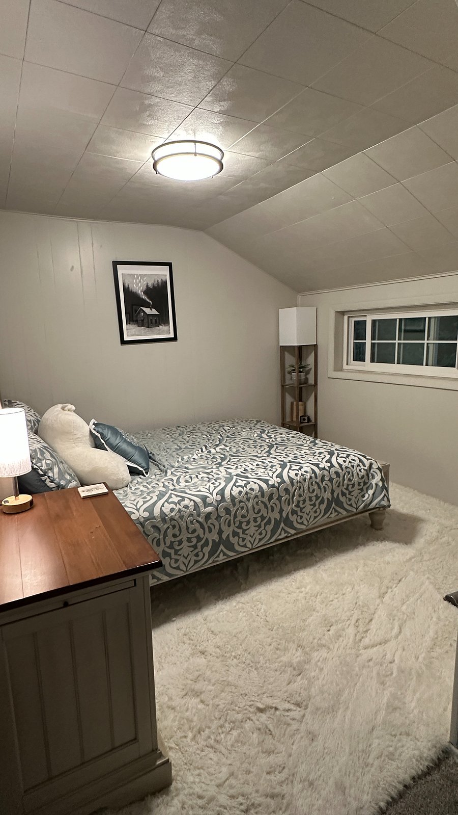 Middle guest bedroom. Queen bed.