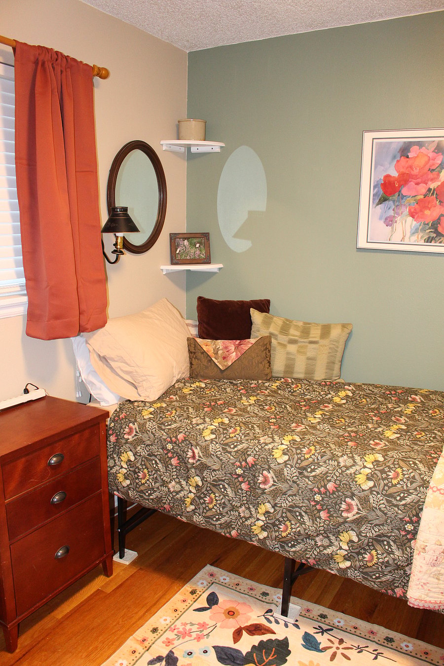 Secondary bedroom with single bed