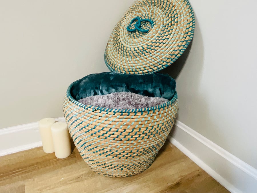 Amenity in the 4th room upstairs.  Weaved basketwith extra blankets and sheets for Queen futon in the 4th room/mutlipurpose. 