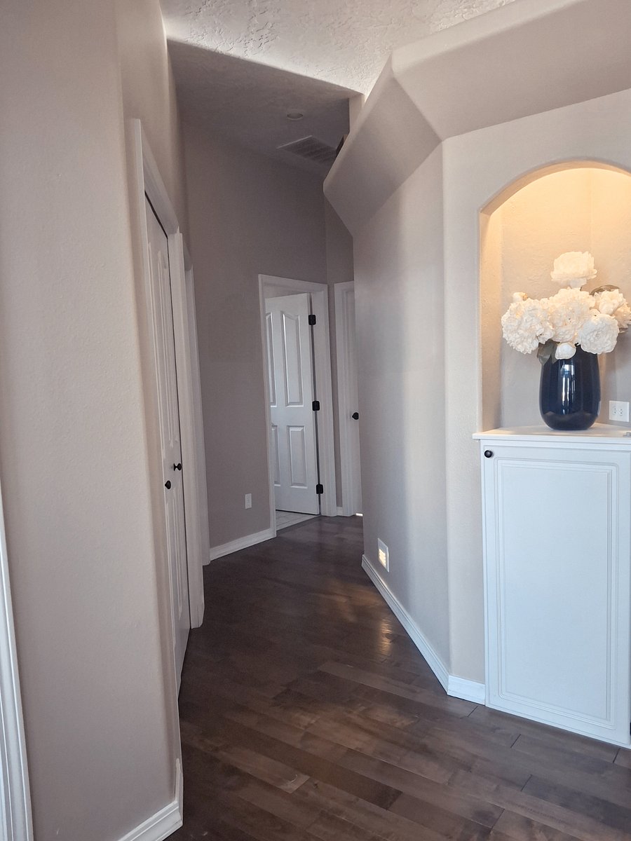 Left wing w 2 rooms and full bathroom