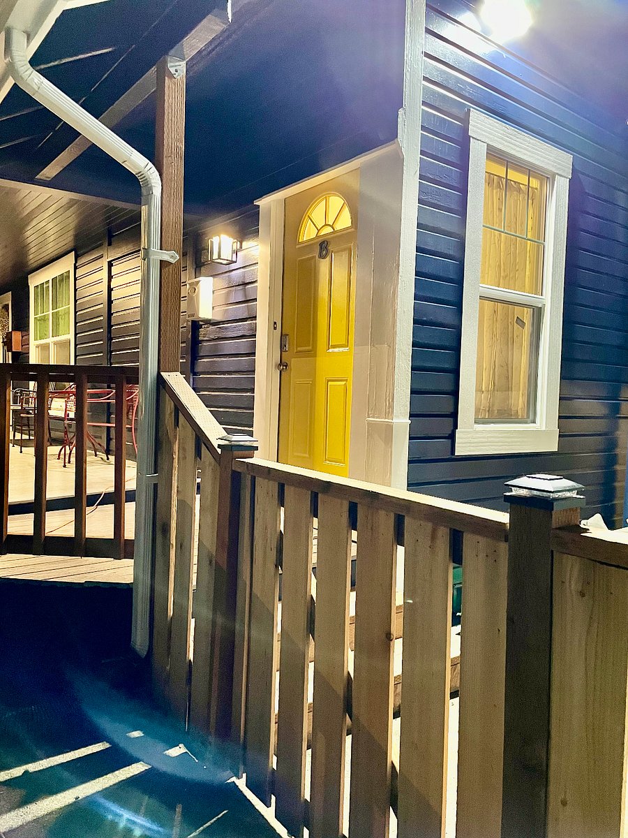 Well lite guest entrance.