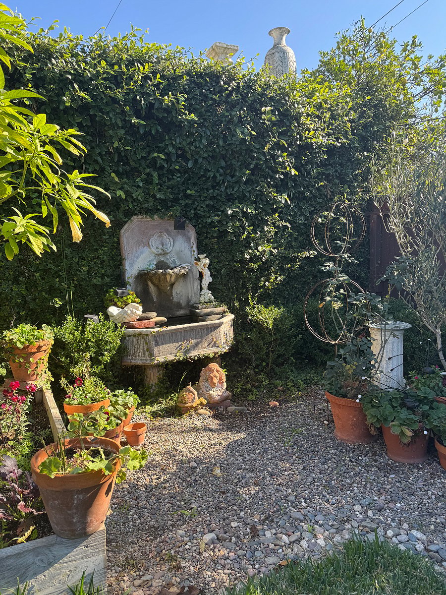 ITAILIAN GARDEN WATER FOUNTAIN- very private