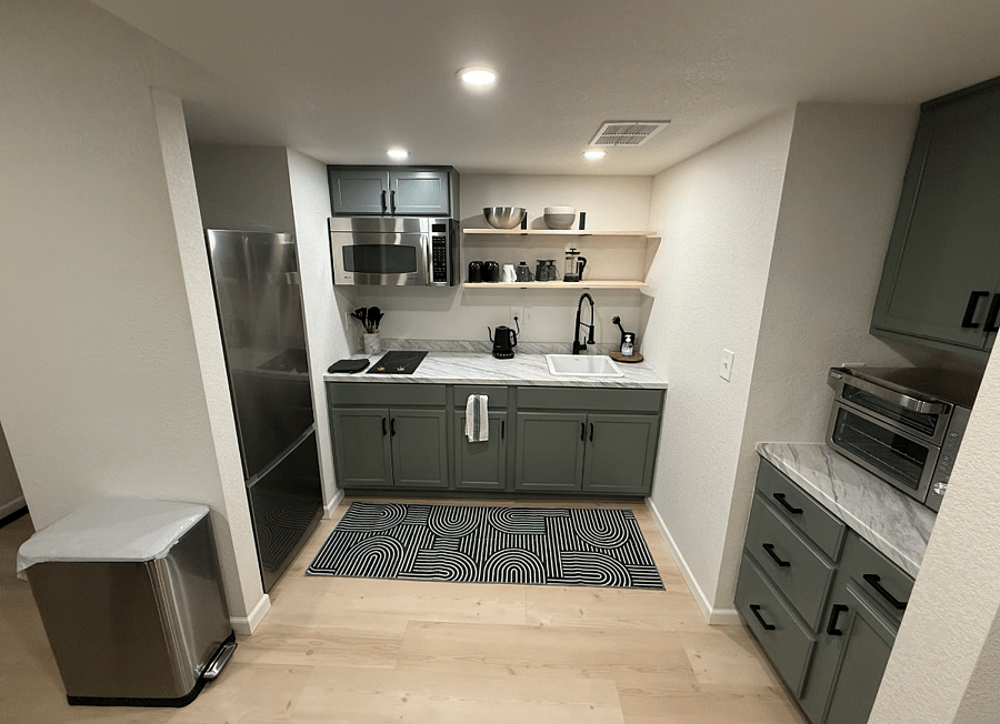 Spacious kitchenette with toaster/air fryer oven with two compartments
