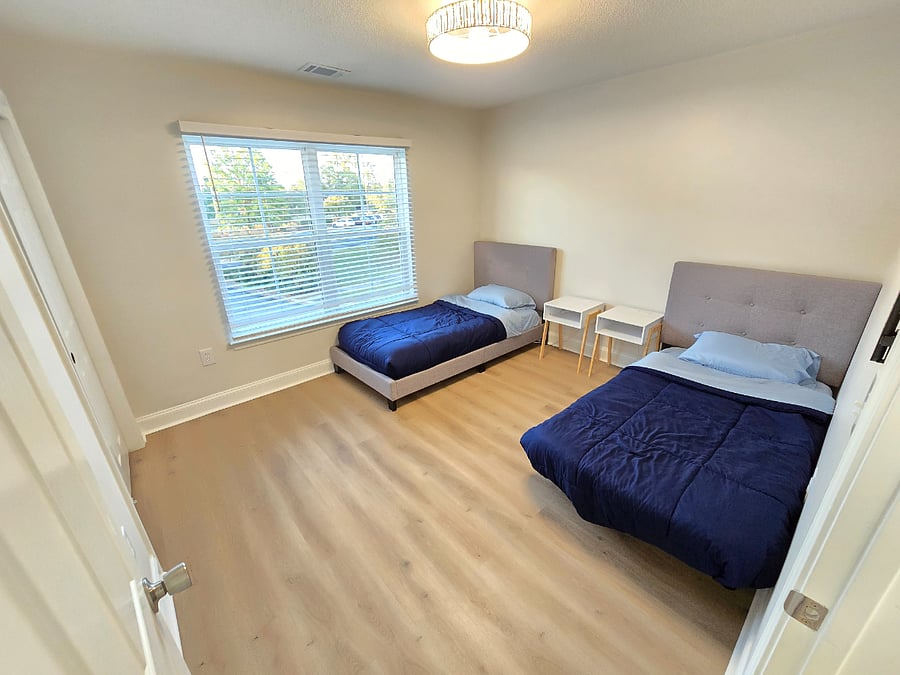 Bedroom 3 with (2x) Twin Beds, Closet with Drawers