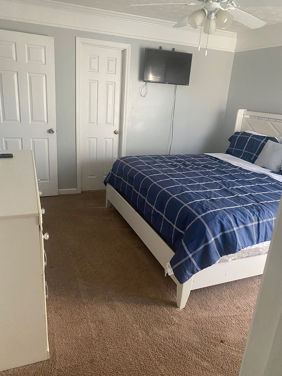 Bedroom #2 with King bed. Jack and Jill to hallway bathroom 