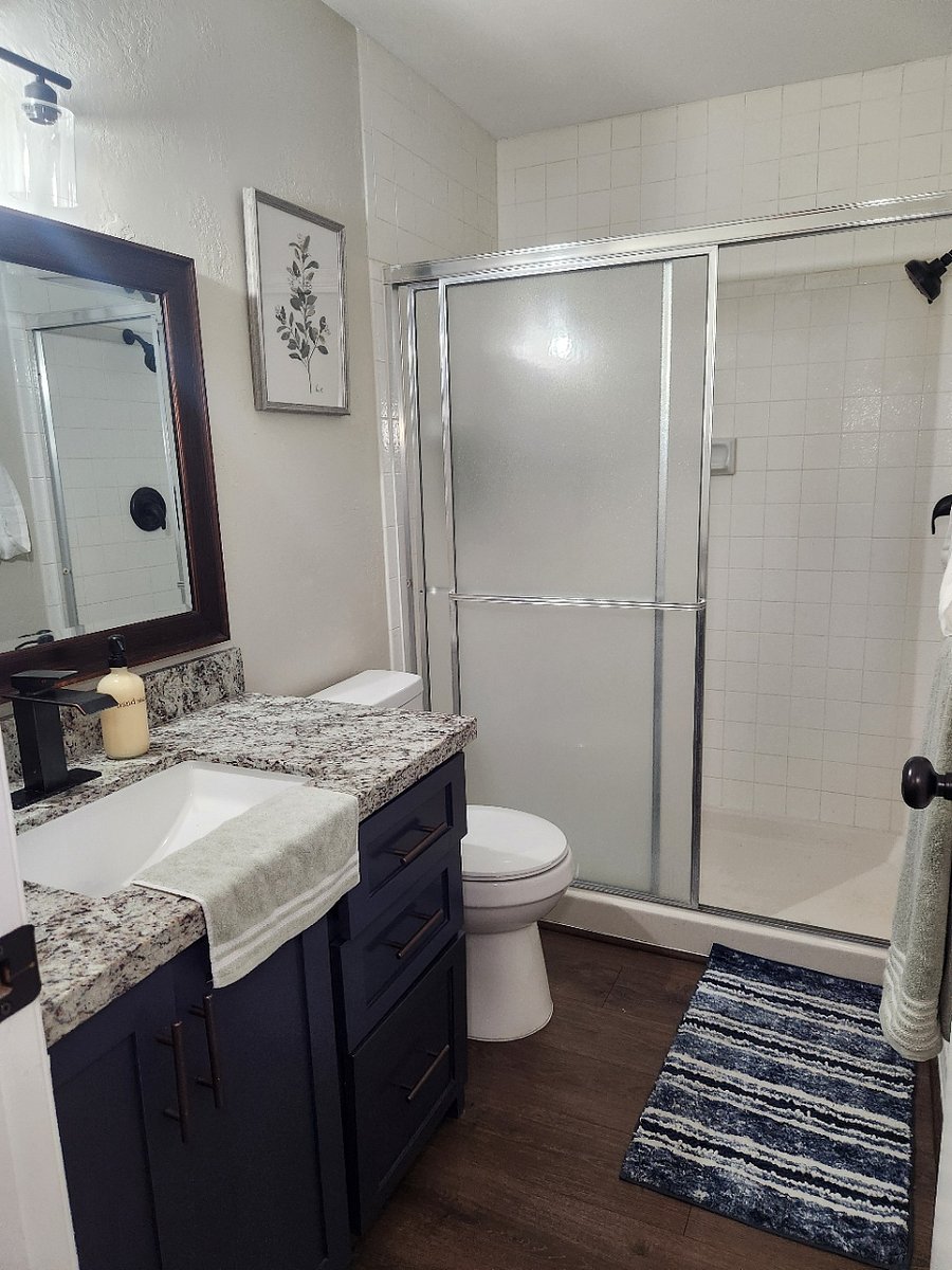 Master bathroom. Walkin shower