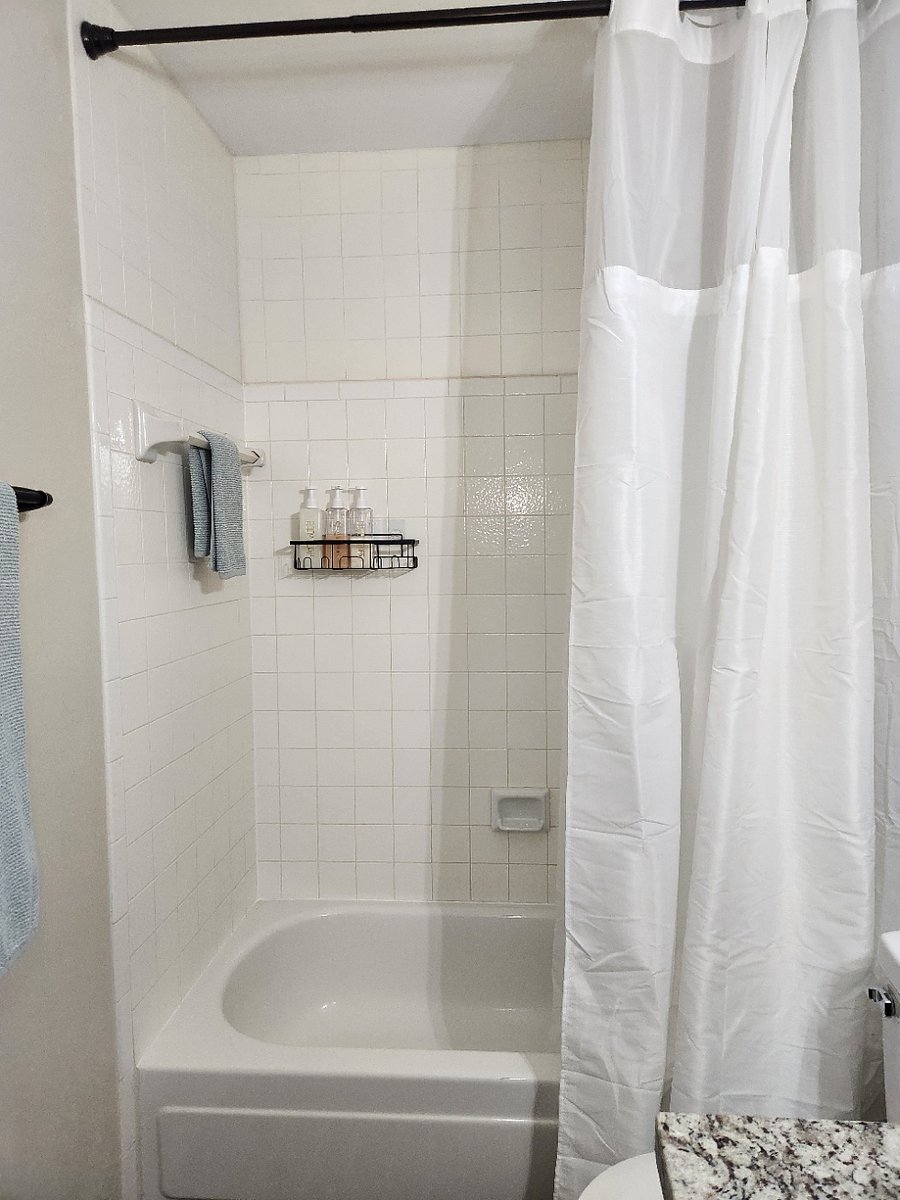 General bathroom. Shower / tub
