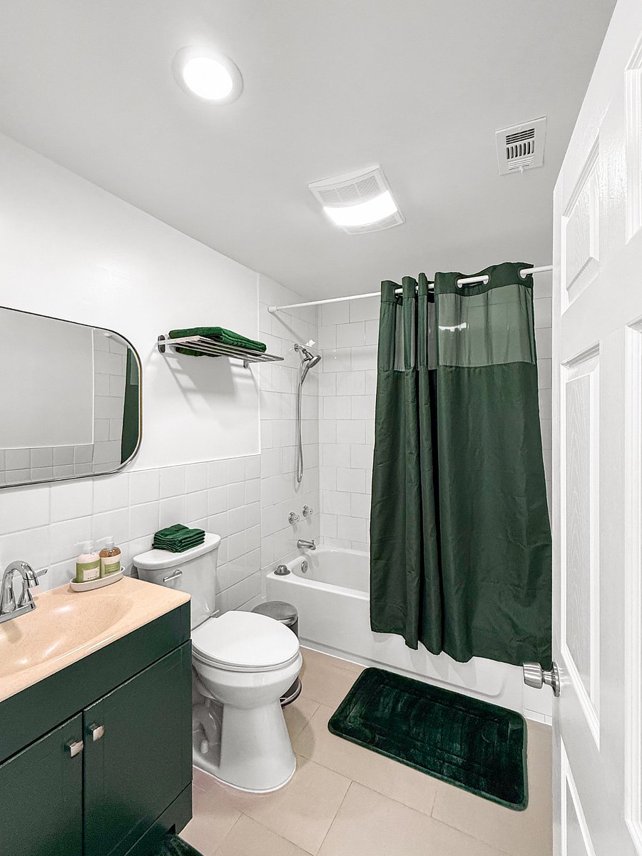 Stylish, calm modern er feel shared bathroom