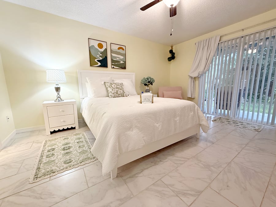 Master Bedroom, Queen bed, Sliding door leads to patio, bathroom in-suite