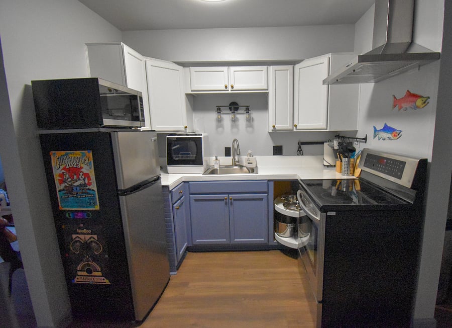 Cook with ease in the fully stocked kitchencomplete with stove, fridge, microwave, blender, toaster, coffee maker, countertop dishwasher, and more. Youll find a full spice rack, dishes, mugs, and even plastic drinkware for relaxing in the hot tub.