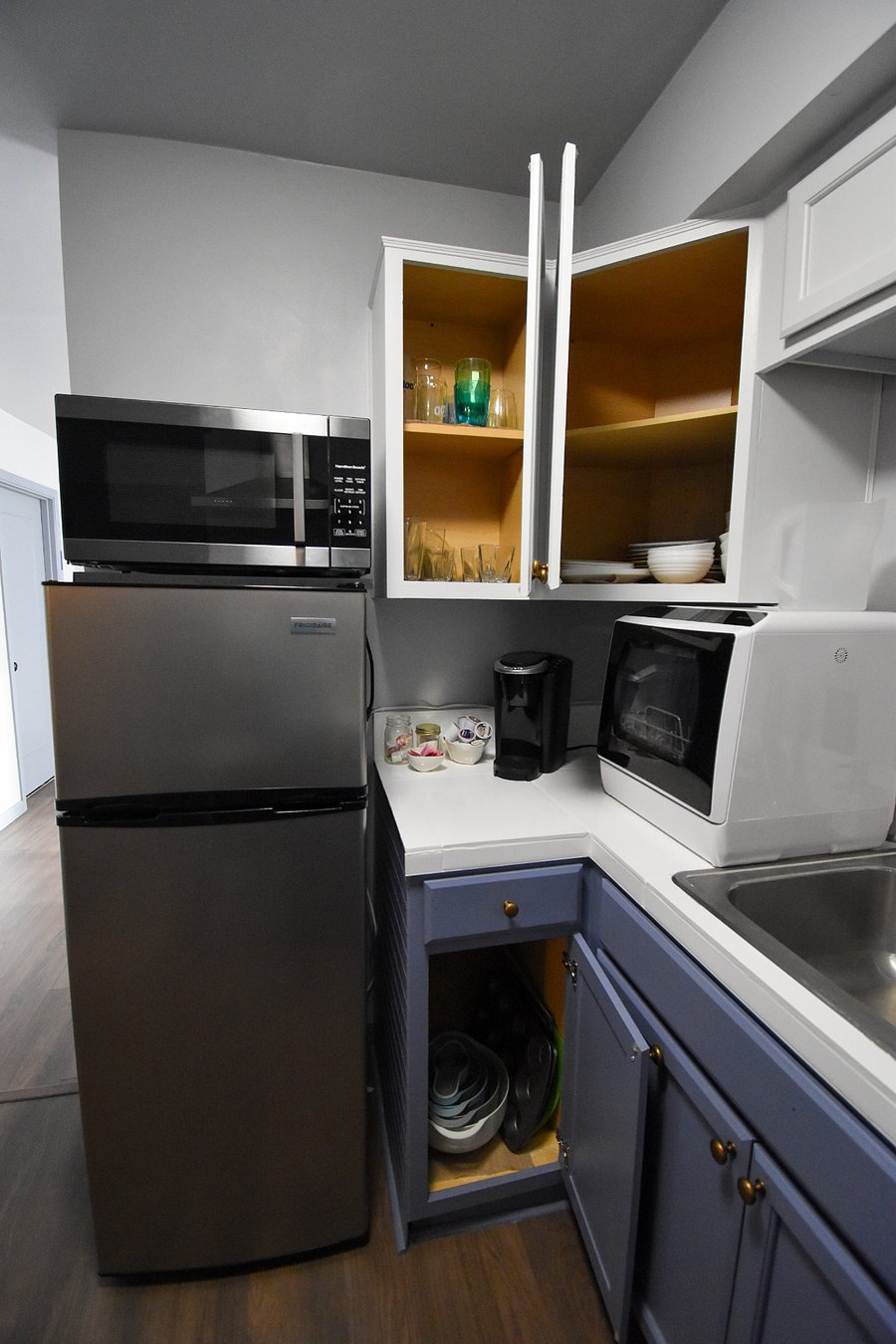 Everything you need for cooking or relaxingceramic dishes, glassware, baking sheets, mixing bowls, and a strainer. Plastic drinkware is also stocked for safe use by the hot tub.
