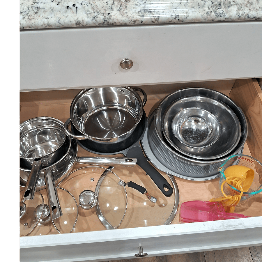 Kitchen cookware and bakeware in middle drawer.