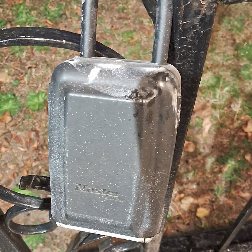 Key lockbox on front rail.