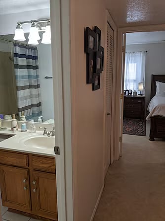 Main floor guest full bathroom.