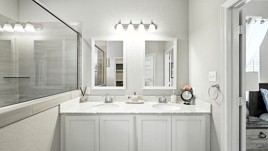 Primary bathroom with double vanity and modern finishes, making mornings easy and comfortable.