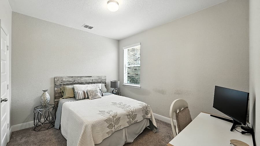 Guest bedroom with a queen bed, perfect for family members, visiting friends, or extra space during longer stays.