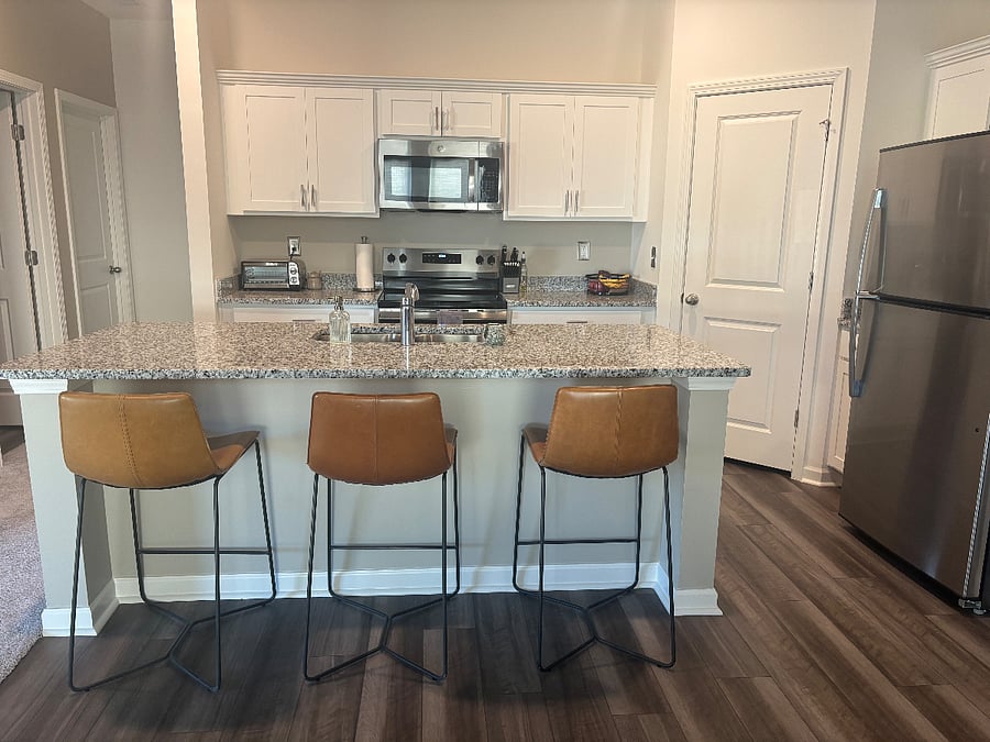 .Enjoy the island in the kitchen with the leather chairs to serve breakfast - have a cup of coffee or host your guest at.