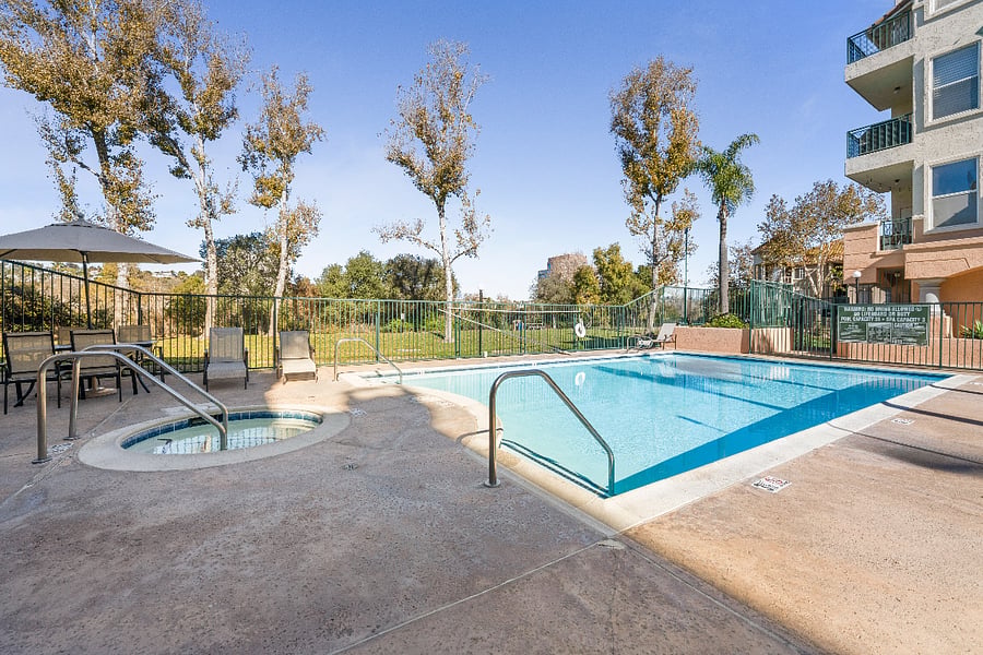 Pool & Jacuzzi