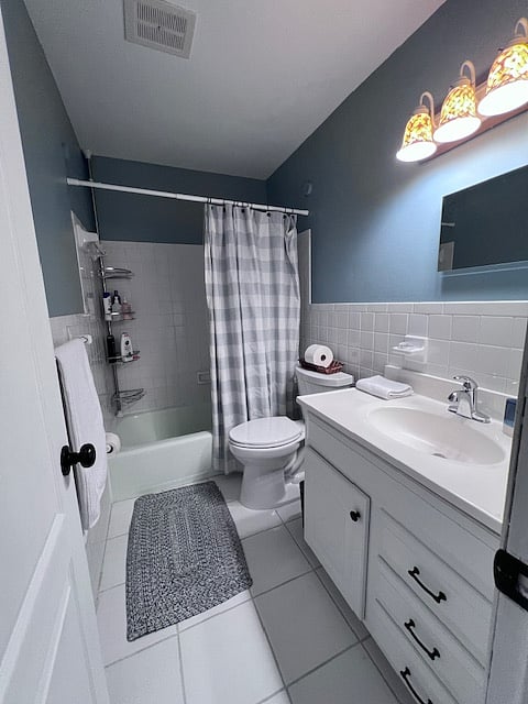 Upstairs bathroom w tub