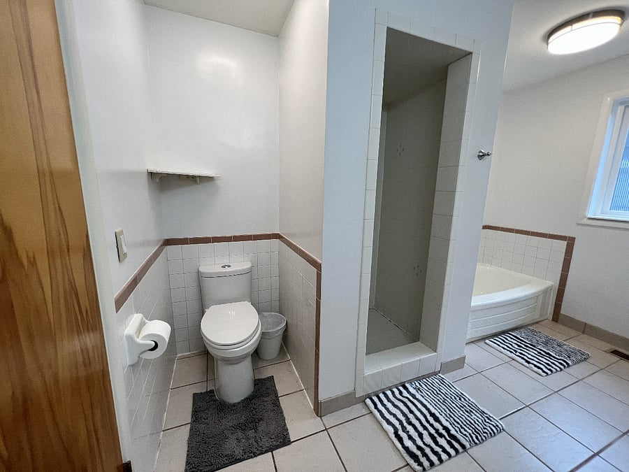 Full bathroom toilet, shower and bathtub.