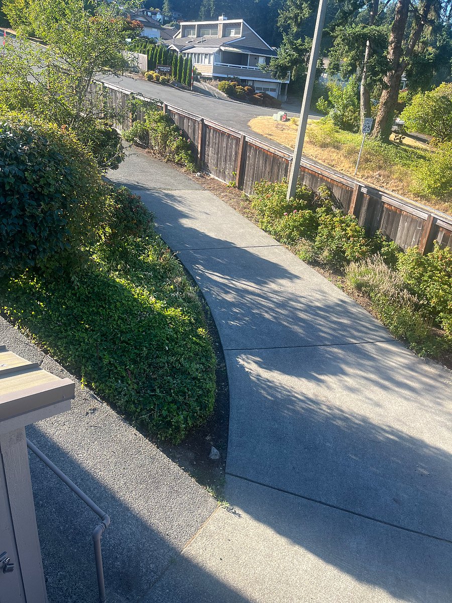 Side driveway to unit.