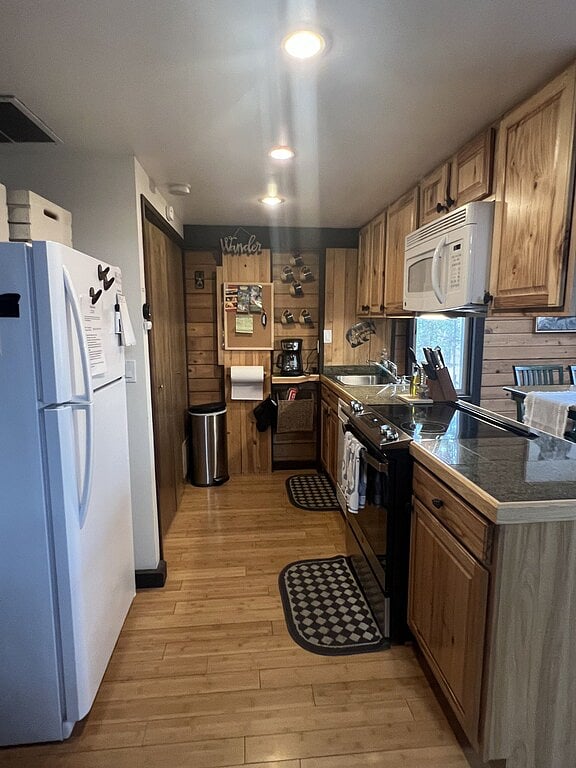 Full kitchen: stove, dishwasher, fridge. Stocked kitchen with spices, Circulon cookware, coffee maker, cooking utensils, etc.