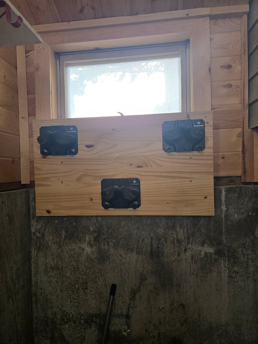 ski rack that can hold 3 sets of skis in entryway