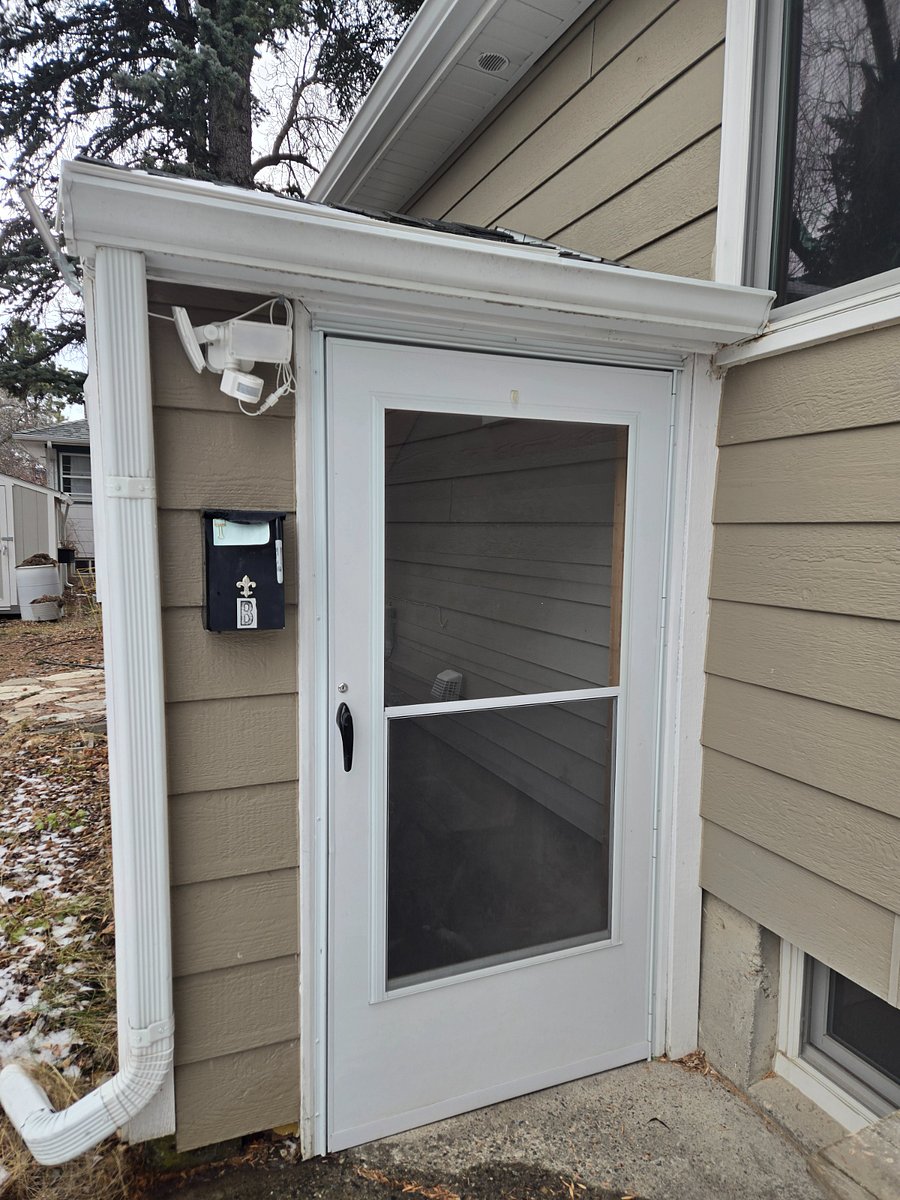 Locking entryway door
