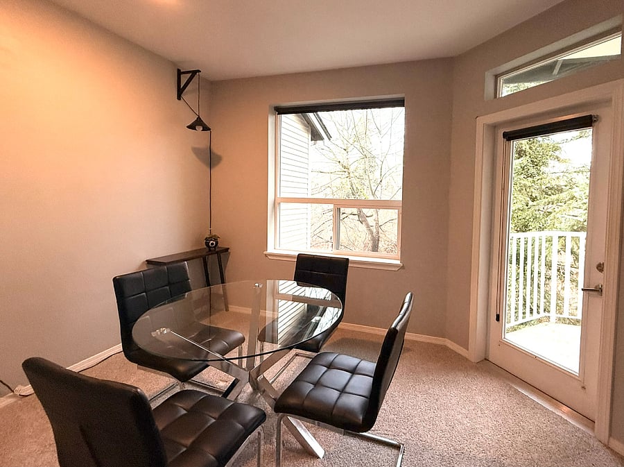 Dining Area comfortably seats 4 for coffee/lunch/dinner