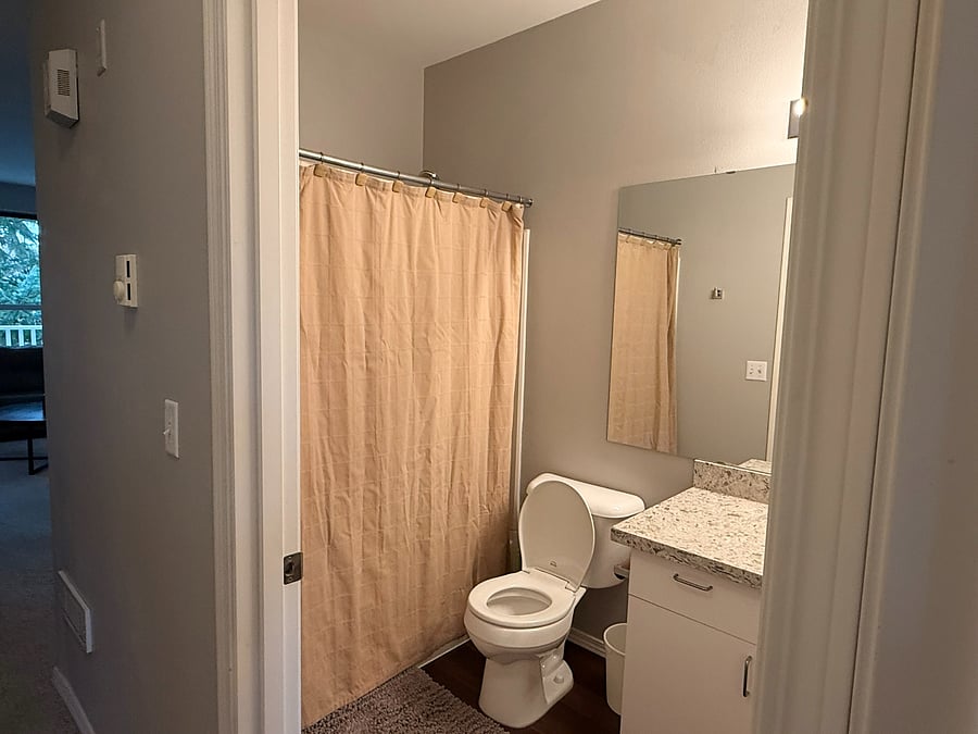 Guest Bathroom with Shower/Tub