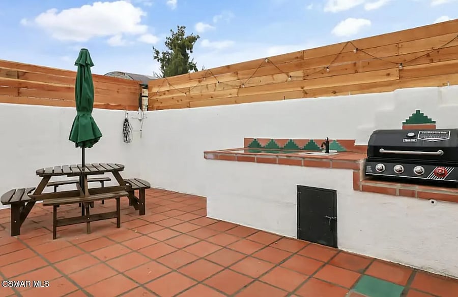 Back patio sink, grill, dining table