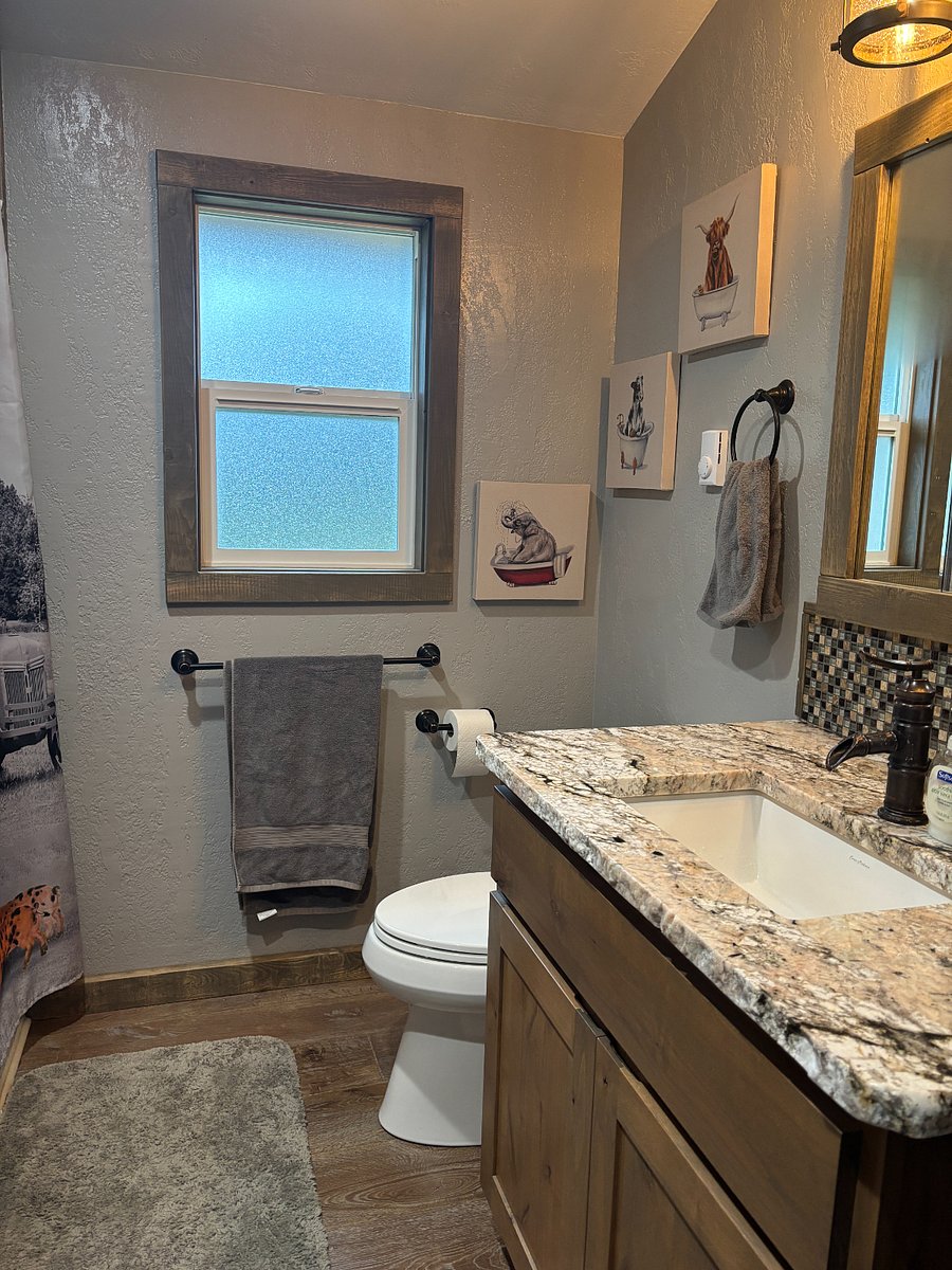 Bathroom with tub/shower