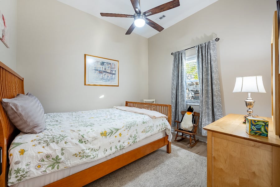 2nd bedroom with Queen size bed