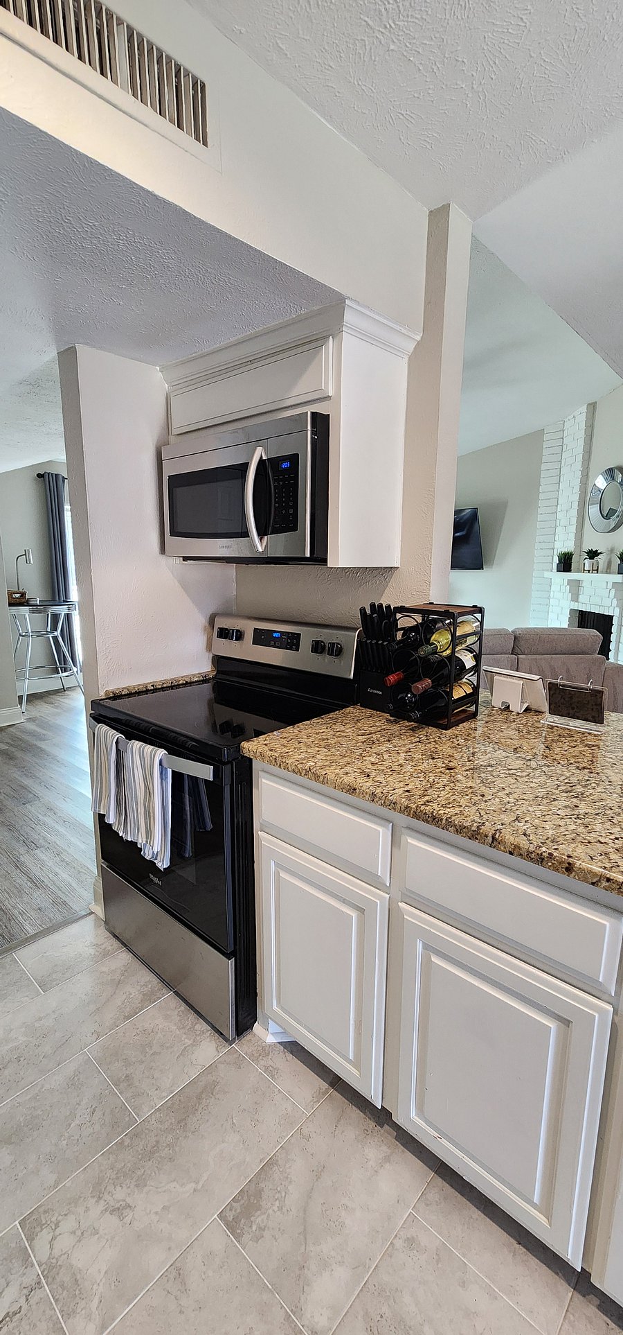 Full kitchen, well equipped. Wine is complimentary for cooking or consumption.