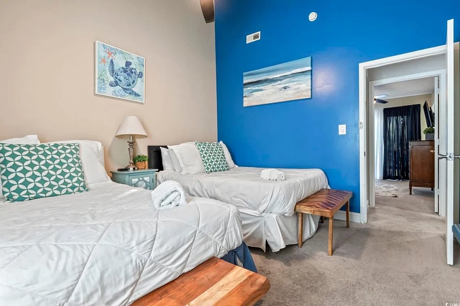 2nd Bedroom with access to Full Bathroom