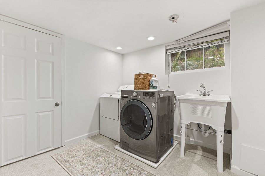Washer/Dryer area