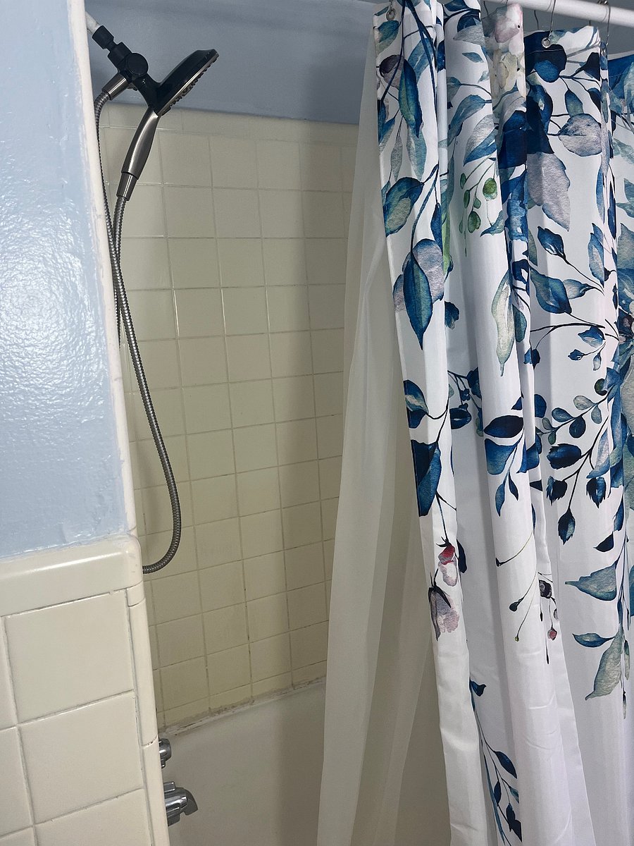 This tub/shower combo provides good water pressure and hot water to fuel your mornings.