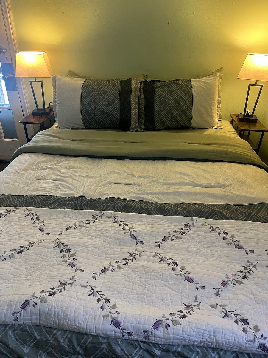 The Green Room is a Guest room. It has everything offered in the Master bedroom.
