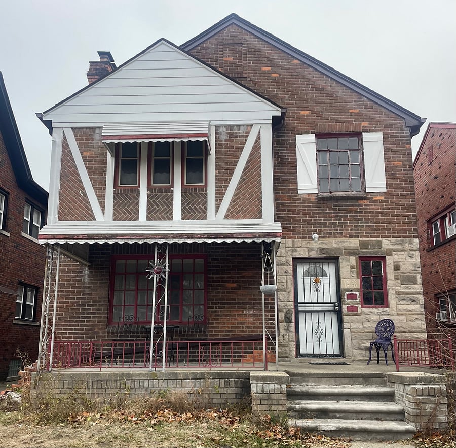The Prarie loft is centrallly locatedin Detroit. You are within a safe walking distance to coffee shops, restaurants, hardware stores, liquor stores, and public transportation.
