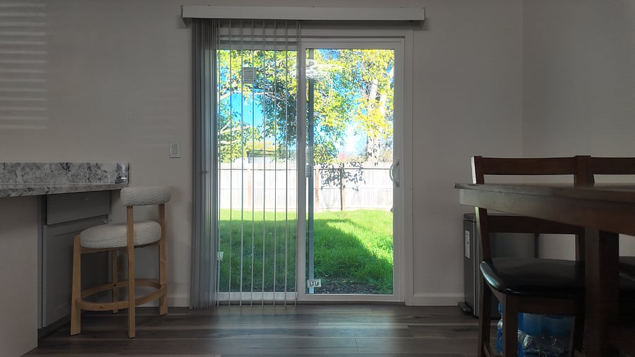 Kitchen & Living room - Door to back yard