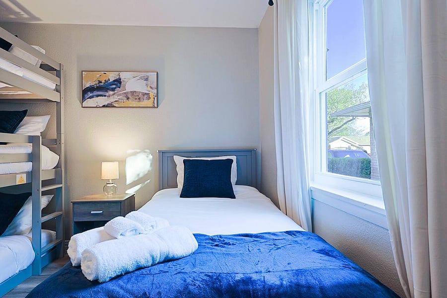 Bedroom 3
- 5 Single beds