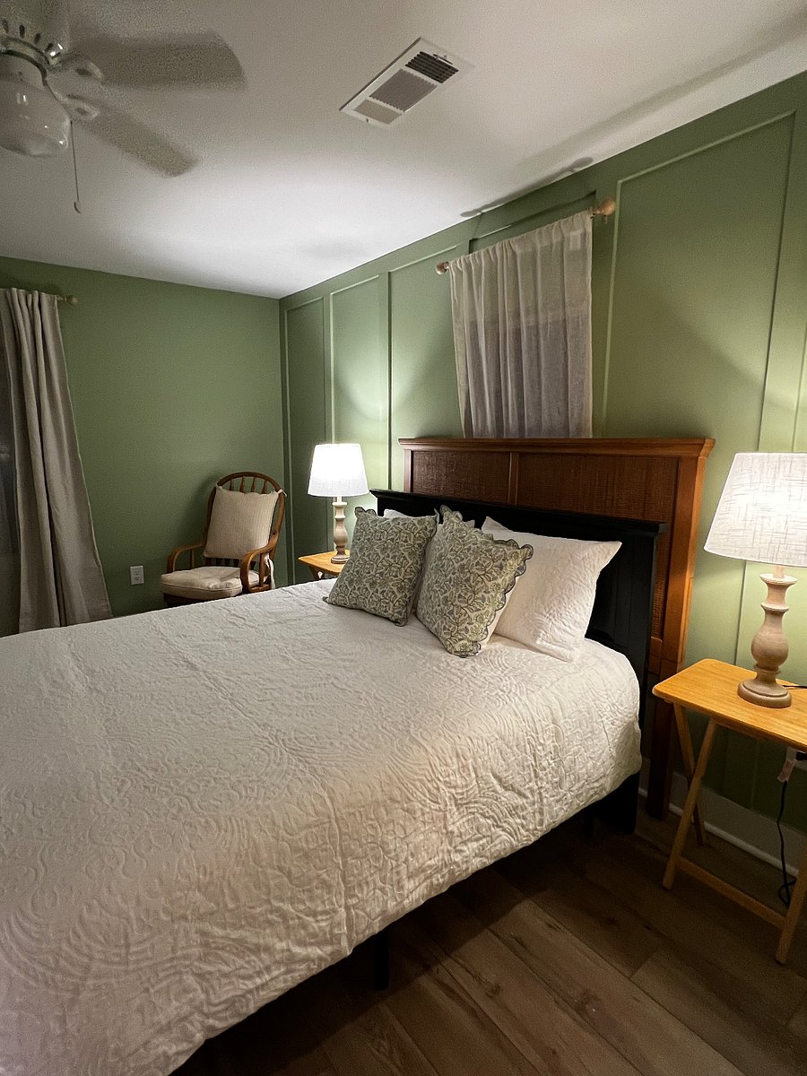 Bedroom 1- queen bed