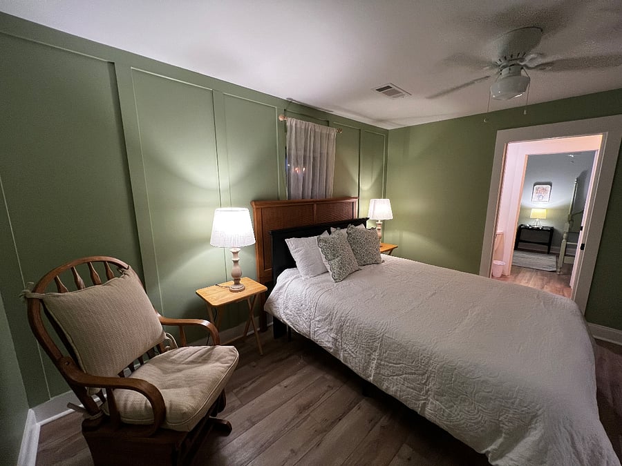 Bedroom 1- queen bed