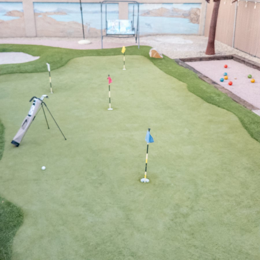 Practice on the 4-hole putting green to perfect your short game (putt).