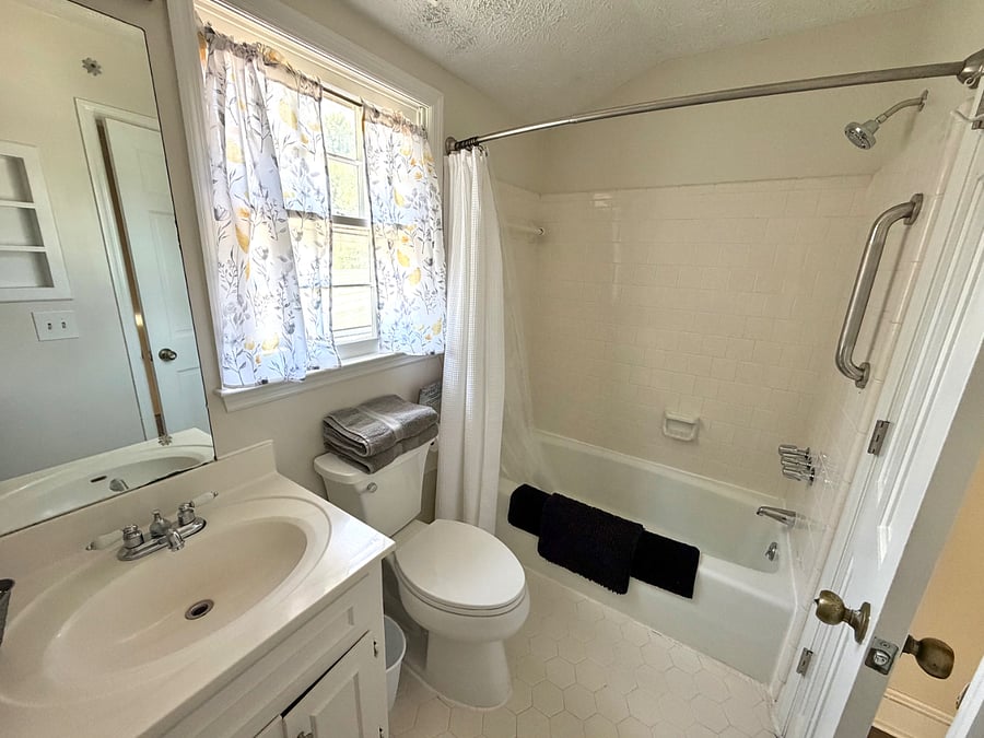 PRIVATE SPACE #2, (3 rooms): Bathroom with shower/tub combo