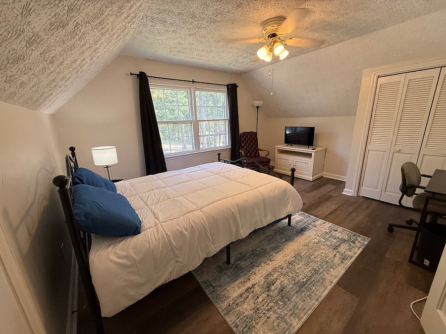 PRIVATE SPACE #2, (3 rooms): Bedroom #3, the smallest room, is still very spacious!