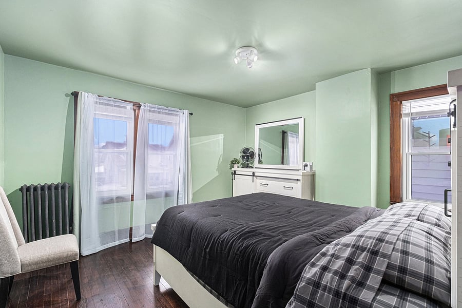 Bedroom 2, queen bed