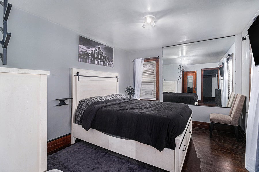 Bedroom 1, queen bed