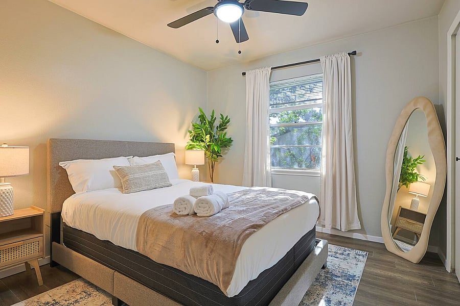 Bedroom 2
-Queen bed