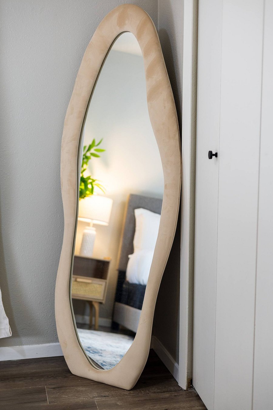Bedroom 2
-Queen bed